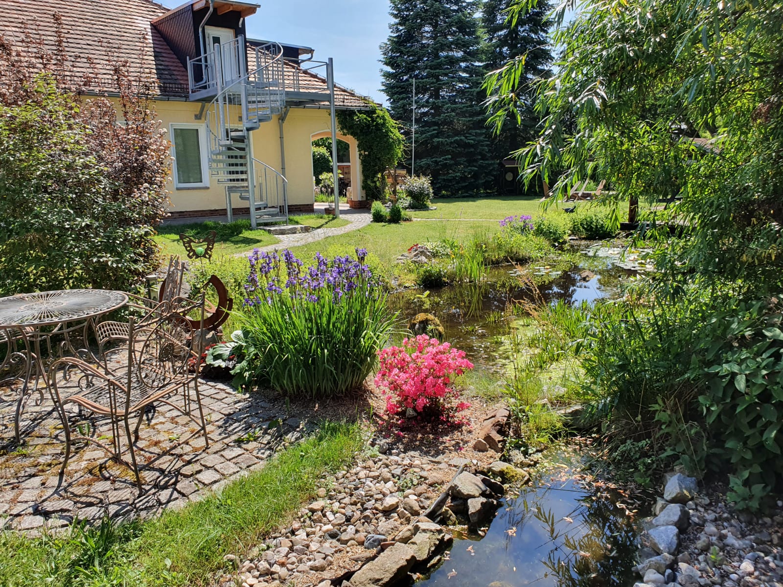 Gartenteich mit gemütlicher Sitzecke zum Verweilen